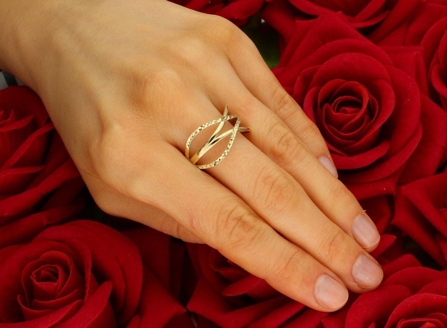 Pierścionek złoty 585 szeroki z grawerowaniem PI 3056 Ażurowy pierścionek złoty wykończony wyjątkowymi detalami o misternym szlifie. Połączenie delikatnych refleksów złota błyszczącym grawerem 1.jpg